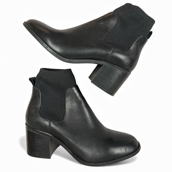 Steve Madden Womens Erika Ankle Sock Booties Size 7.5 Black Leather Almond Toe - Picture 2 of 9
